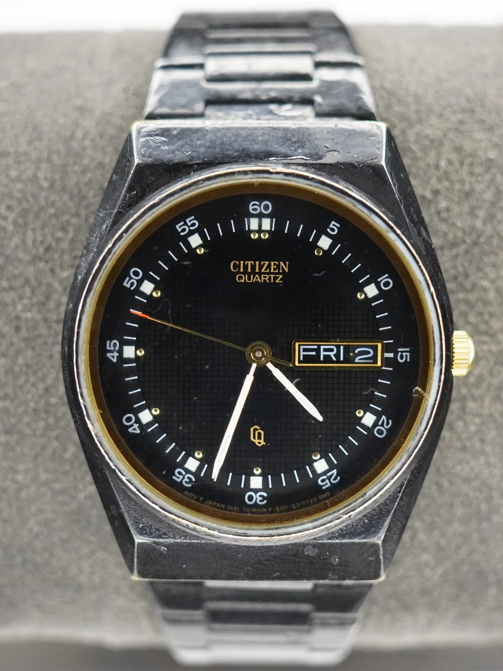 Vintage 1980s Citizen CQ 6101-S05413 Quartz Day-Date Black Gold-Tone Watch